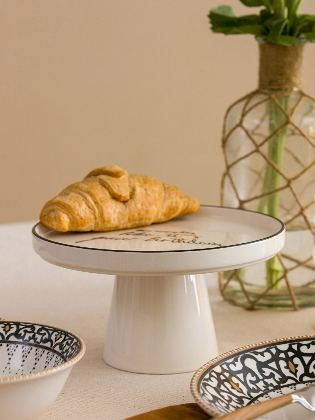 Siyah Baskılı Seramik Ayaklı Sunumluk 20 cm-2