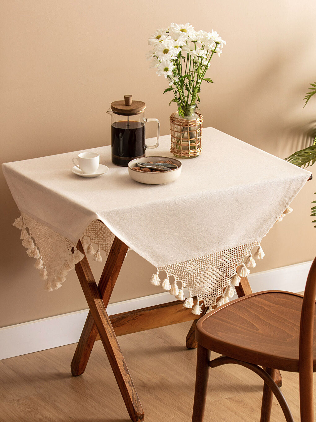 مفرش ترابيزة سادة بتفاصيل شراشيب 90x90 سم