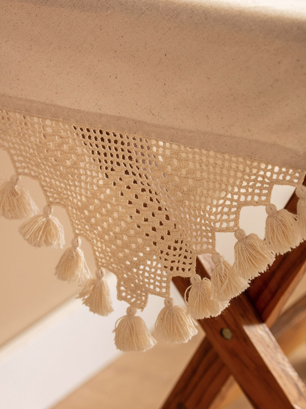 مفرش ترابيزة سادة بتفاصيل شراشيب 90x90 سم-2