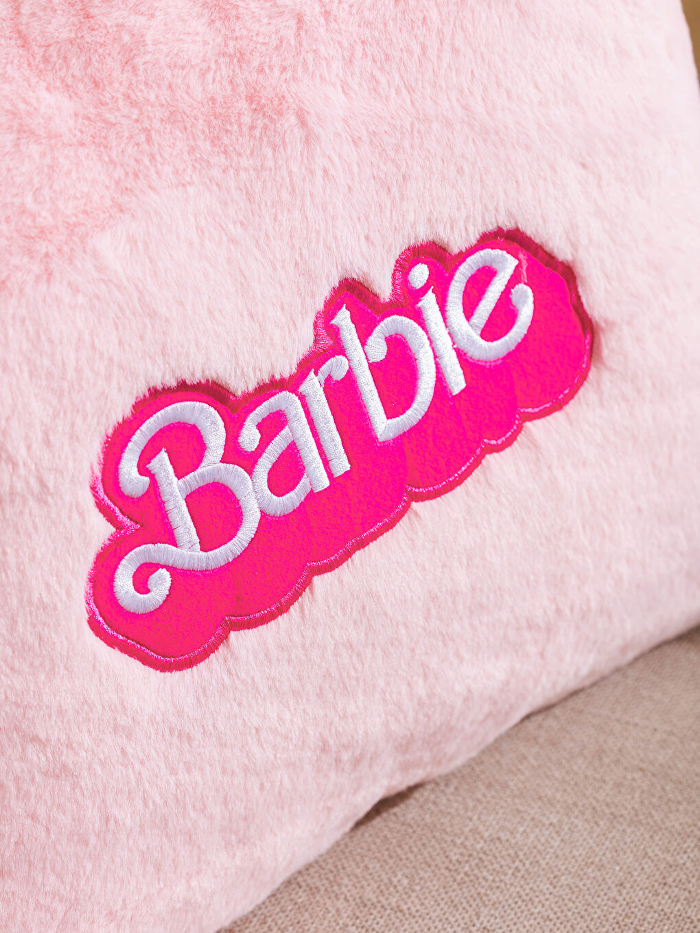Pembe Barbie Nakışlı Pelüş Kırlent  35x45 cm-2