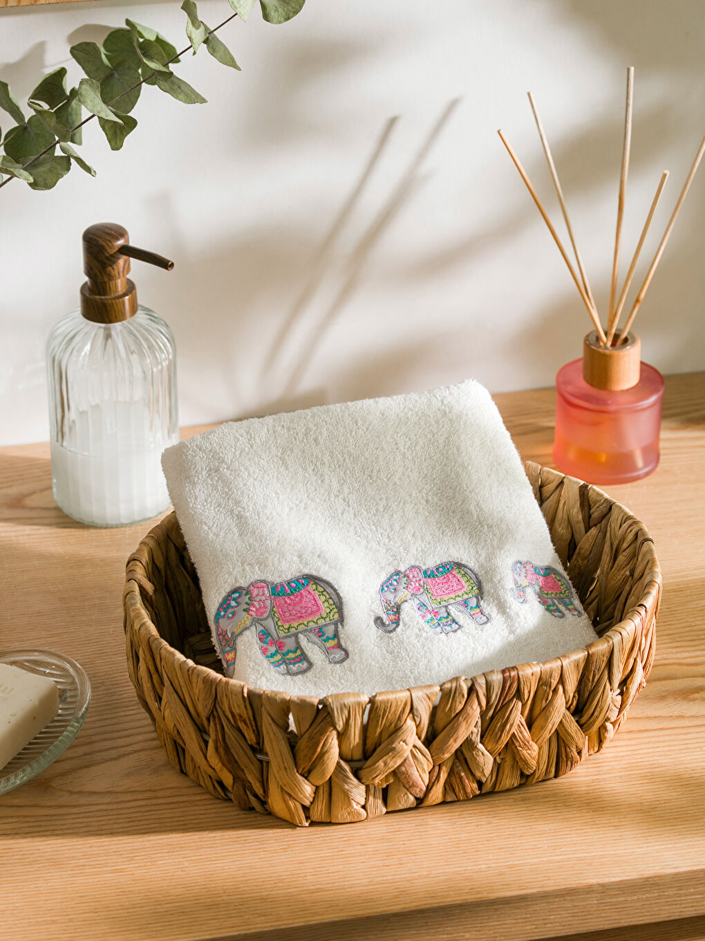 Ekru Fil Nakışlı Yüz Havlusu 50x80 cm-1