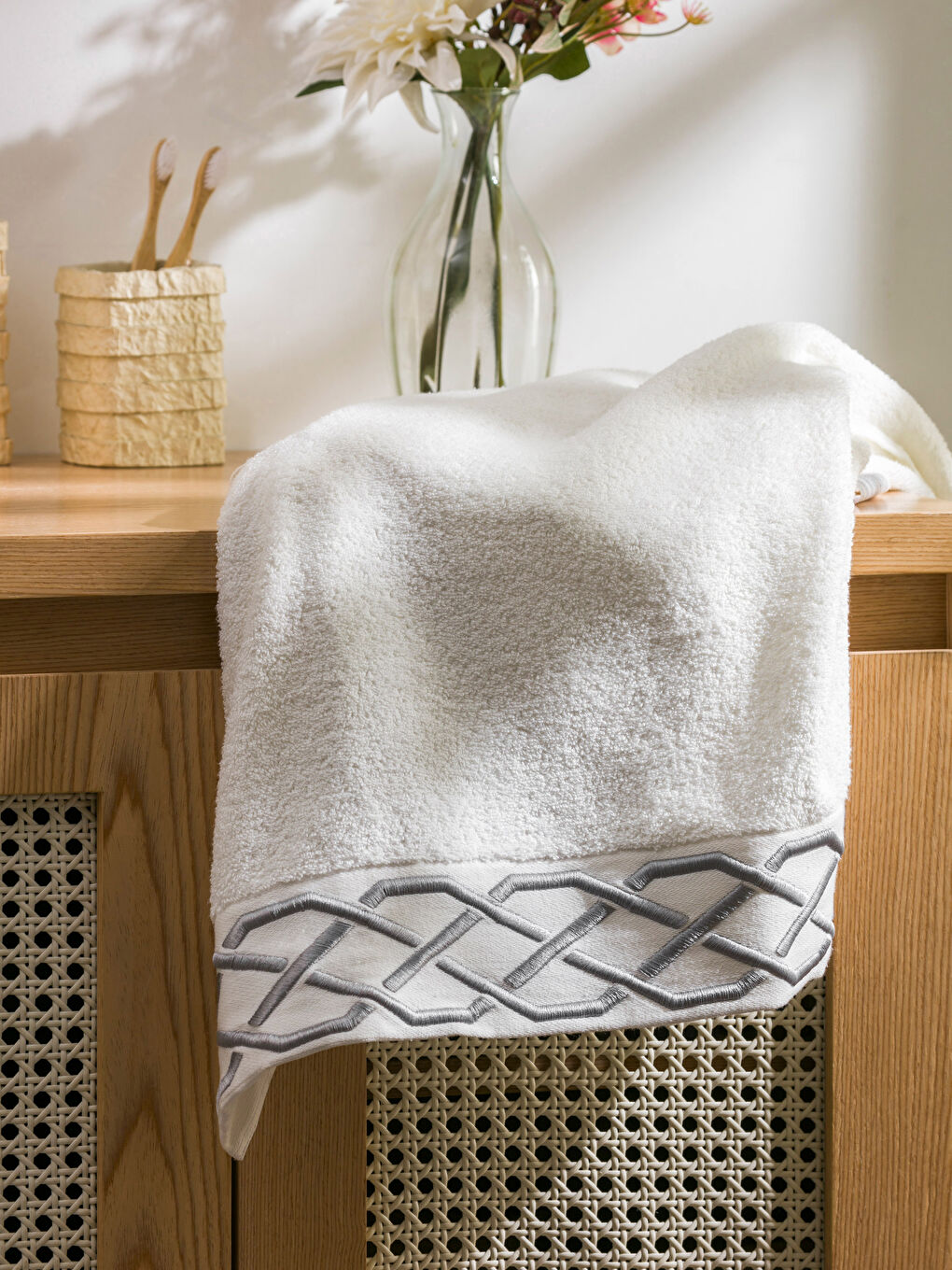 LCW HOME Embroidered Bath Towel 70x140 cm -S4CK64Z8-LS0
