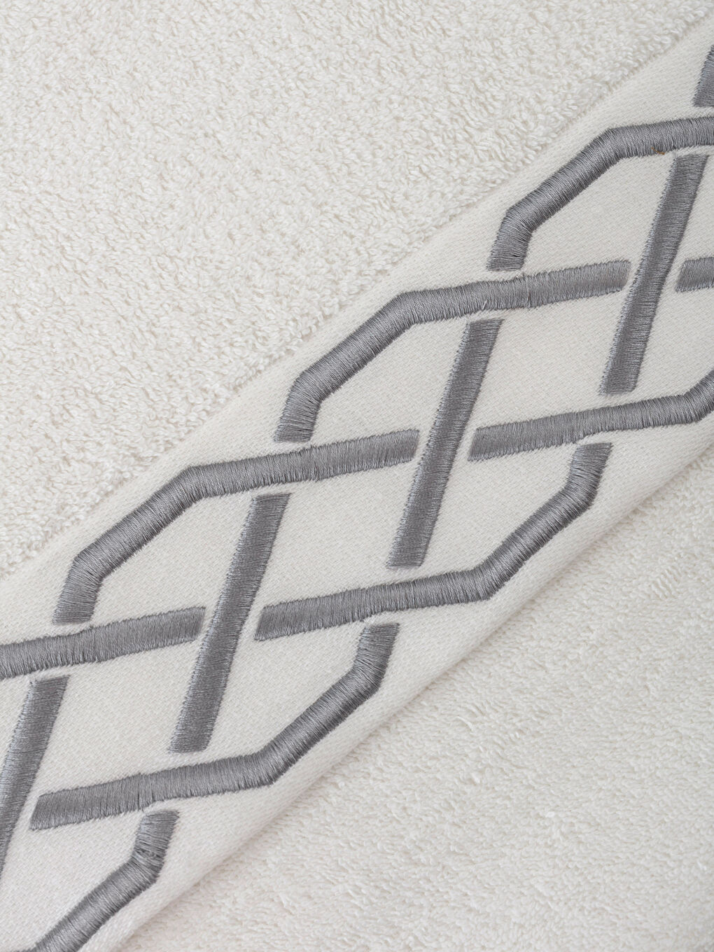 LCW HOME Embroidered Bath Towel 70x140 cm -S4CK64Z8-LS0