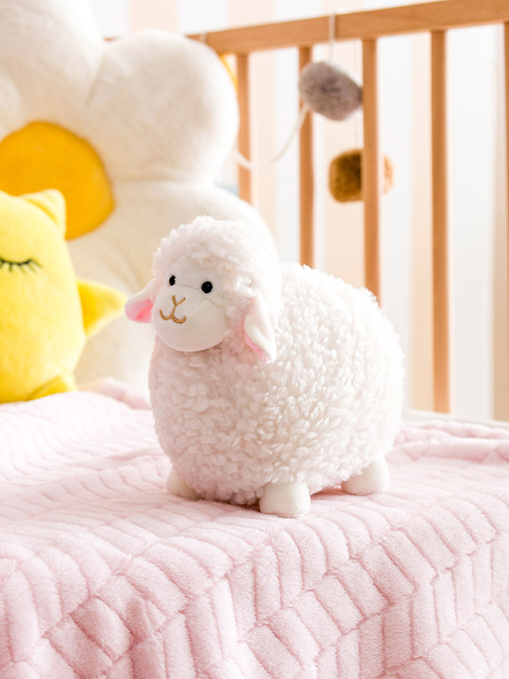 Ekru Pelüş Dolgulu Kuzu Bebek Kırlent 20 cm