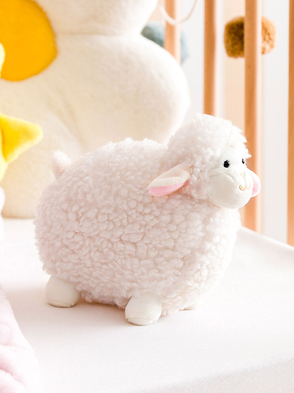 Ekru Pelüş Dolgulu Kuzu Bebek Kırlent 20 cm-1