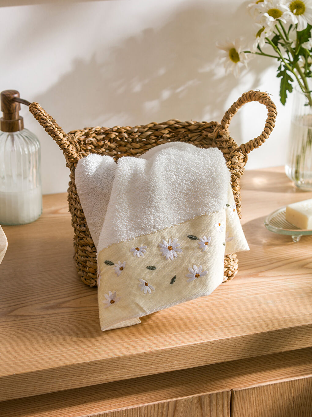 Ekru Çiçek Nakışlı Yüz Havlusu 50x80 cm