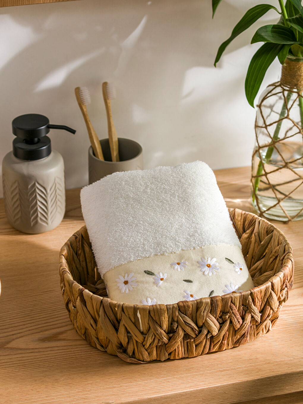 Ekru Çiçek Nakışlı Yüz Havlusu 50x80 cm-1