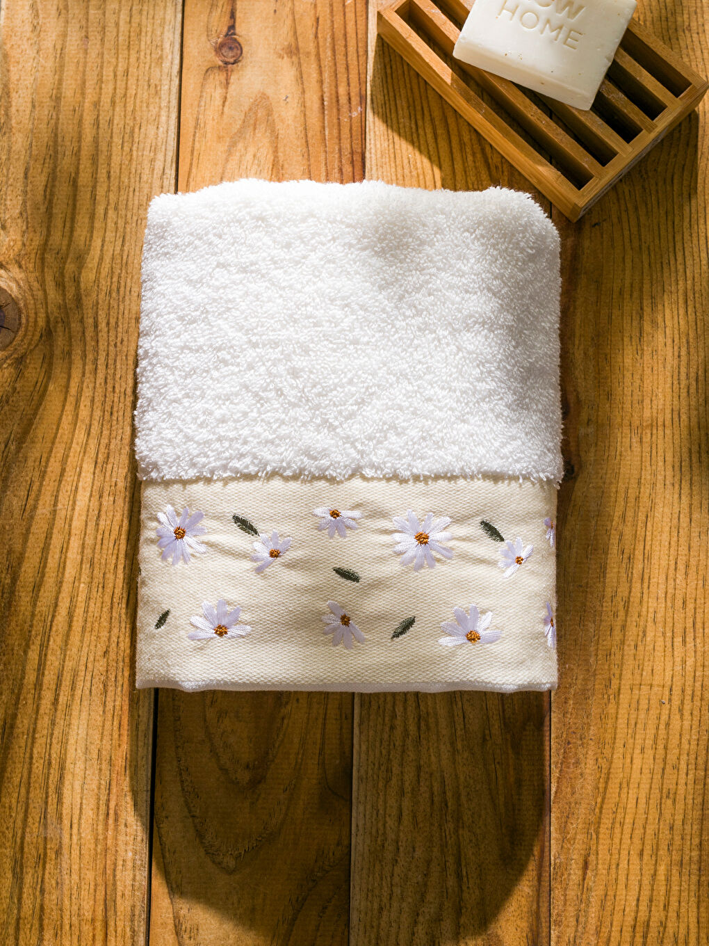 Ekru Çiçek Nakışlı Yüz Havlusu 50x80 cm-2