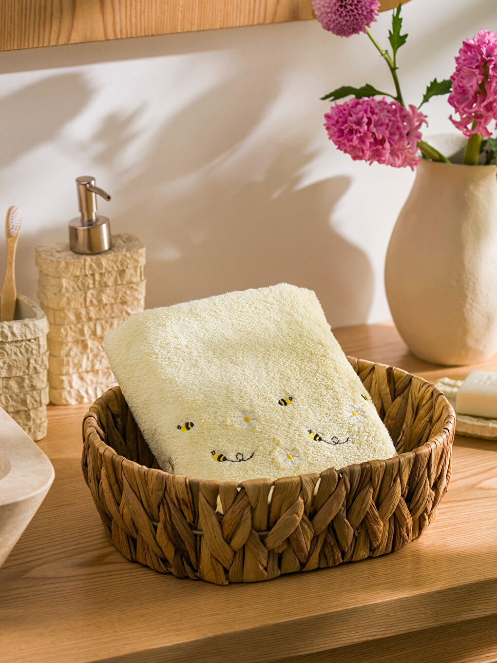 Sarı Çiçek Nakışlı Yüz Havlusu 50x80 cm-1