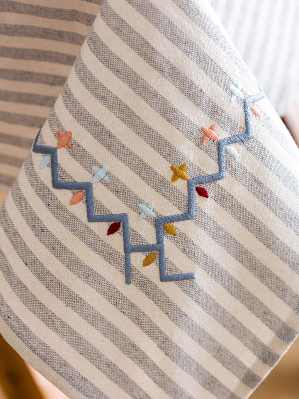 Karışık Püskül Detaylı Masa Örtüsü 90x90 cm-1