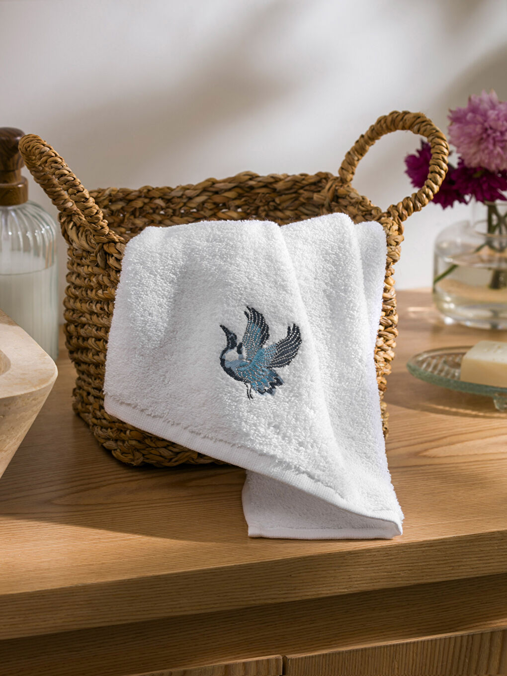 LCW HOME Beyaz Nakışlı Yüz Havlusu 50x80 cm - 1