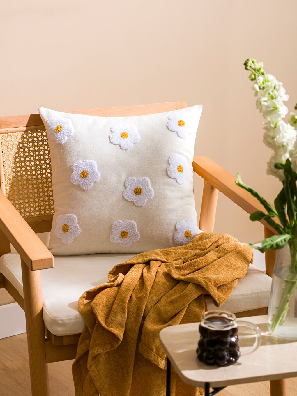Bej Çiçek Desenli Kırlent Kılıfı 45x45 cm