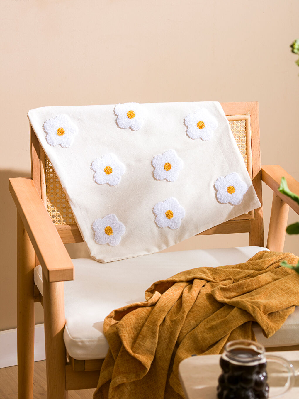 Bej Çiçek Desenli Kırlent Kılıfı 45x45 cm-1