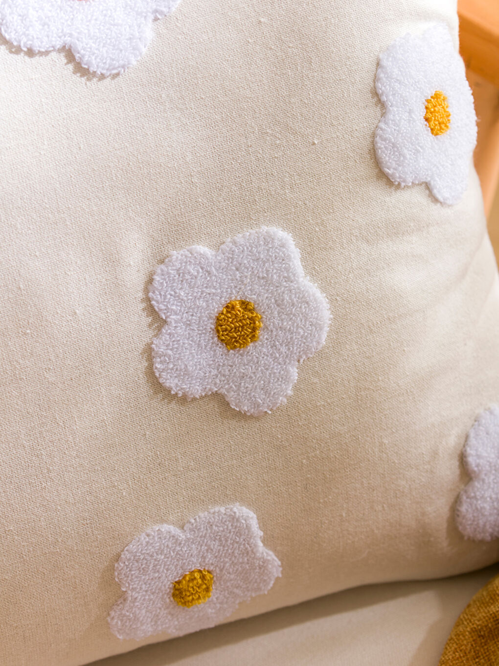 Bej Çiçek Desenli Kırlent Kılıfı 45x45 cm-2