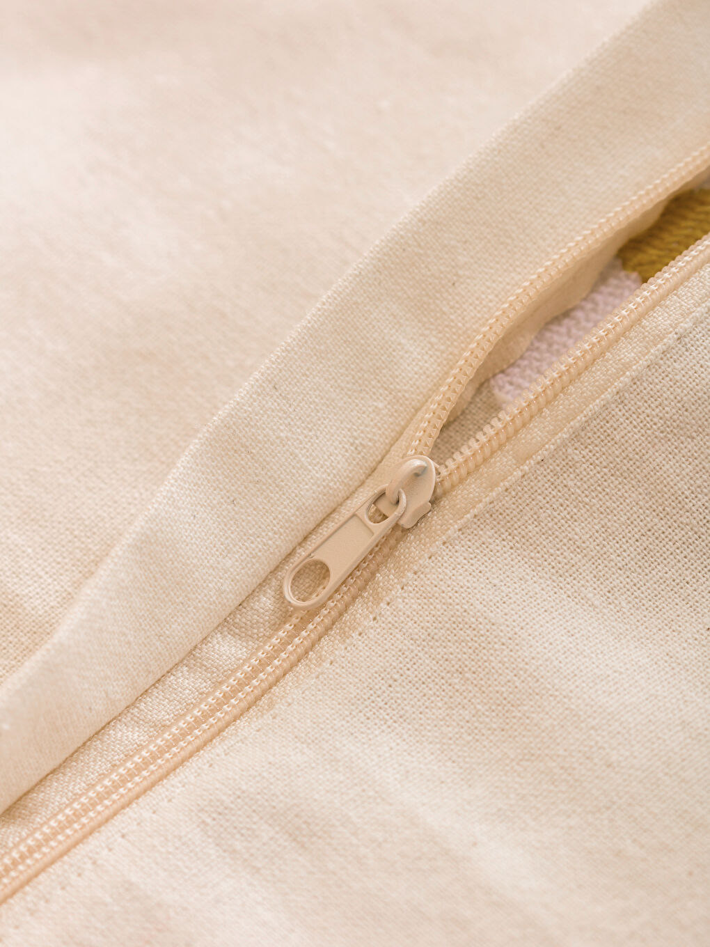 Bej Çiçek Desenli Kırlent Kılıfı 45x45 cm-3