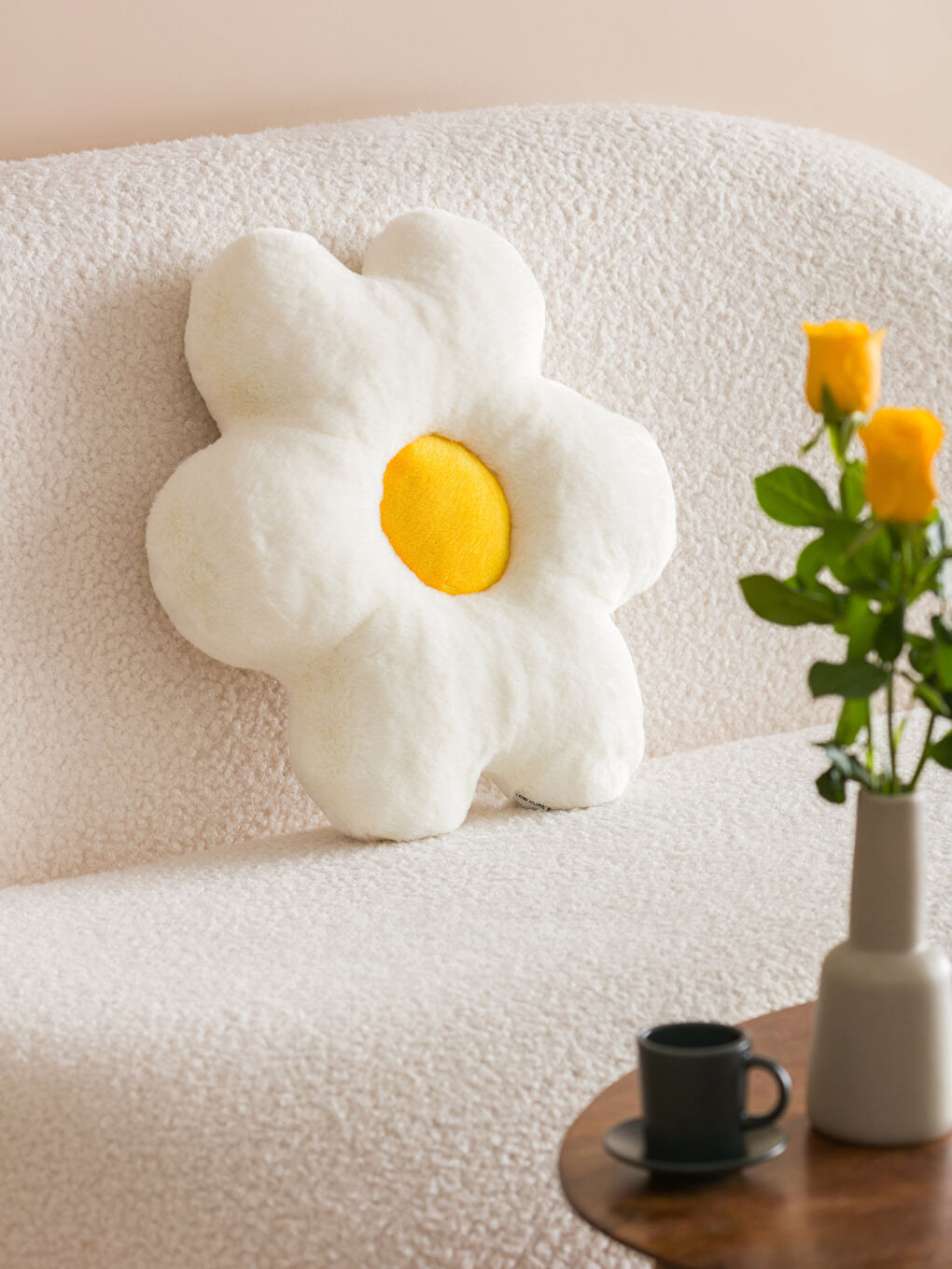 وسادة قطيفة بنقشة زهور