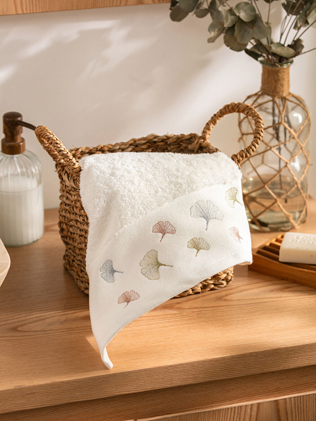 Ekru Çiçek Nakışlı Yüz Havlusu 50x80 cm