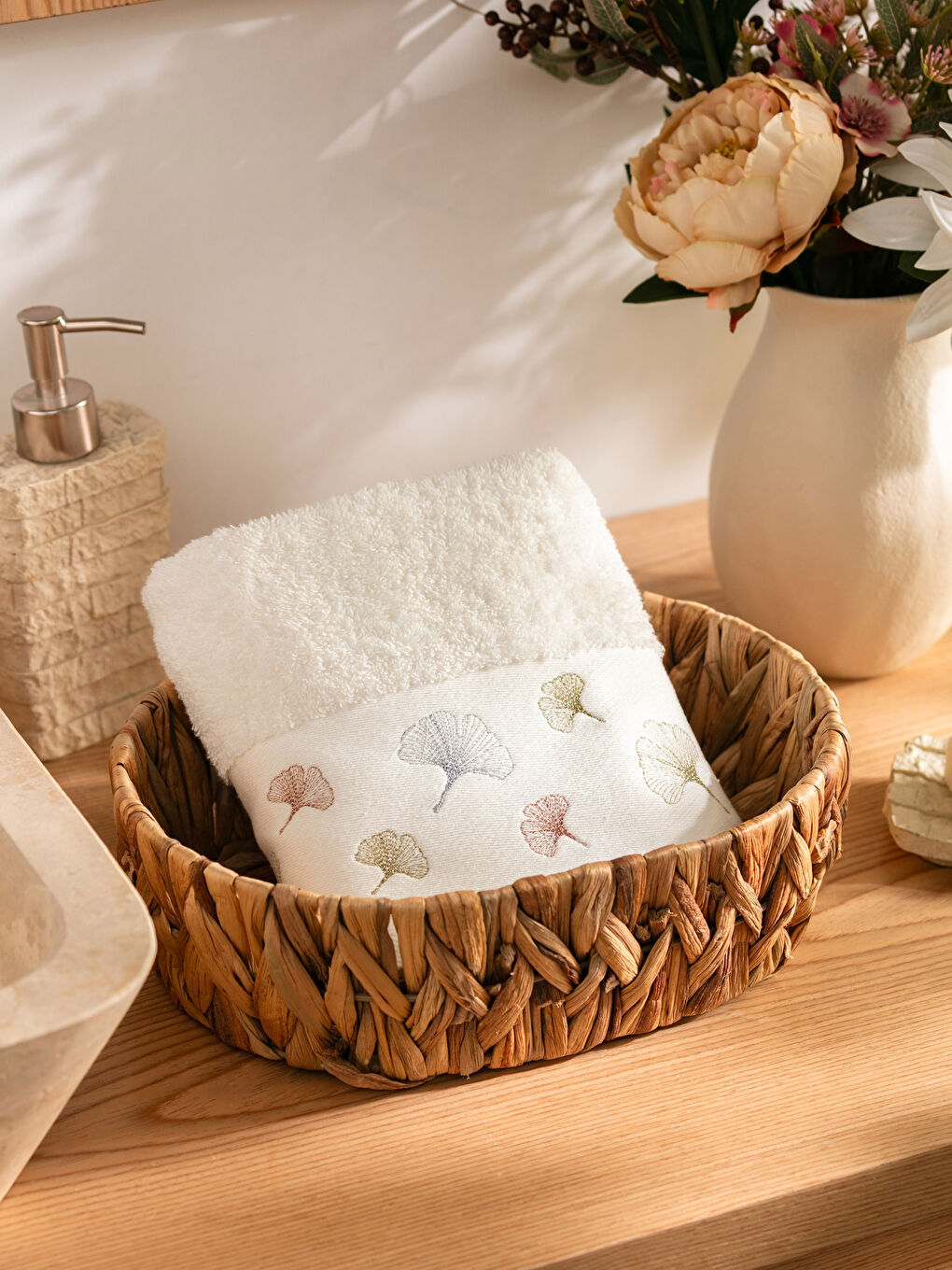 Ekru Çiçek Nakışlı Yüz Havlusu 50x80 cm-1