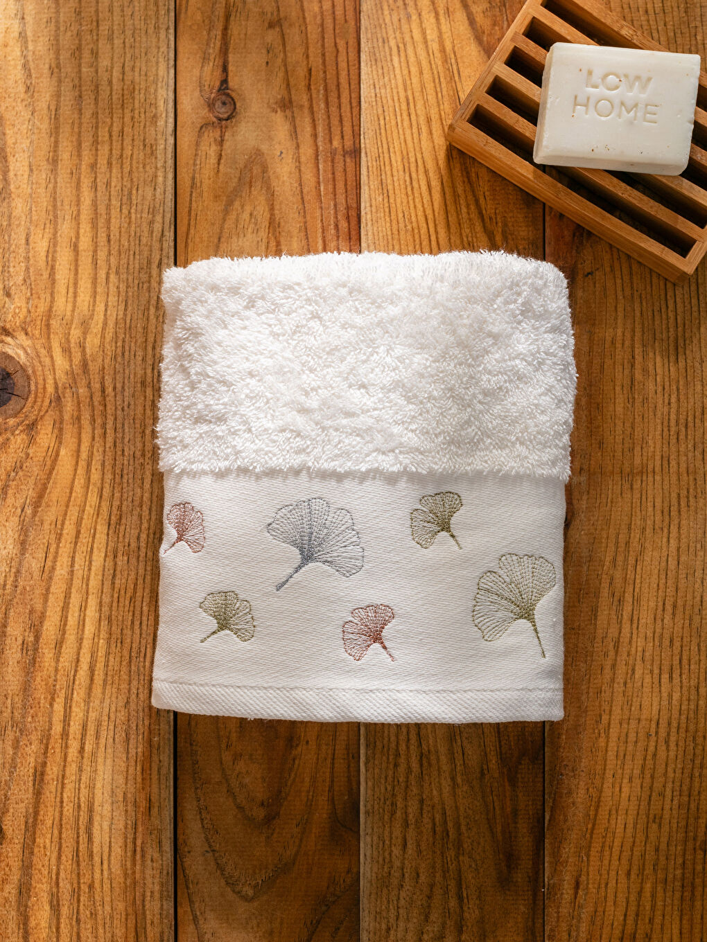 Ekru Çiçek Nakışlı Yüz Havlusu 50x80 cm-2