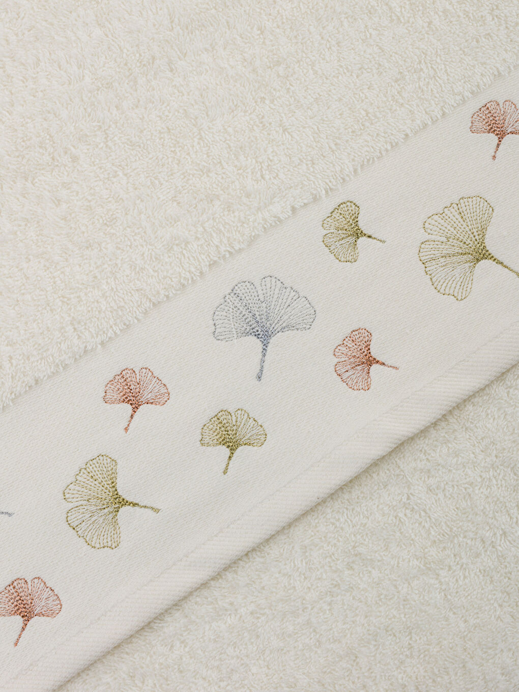 Ekru Çiçek Nakışlı Yüz Havlusu 50x80 cm-3