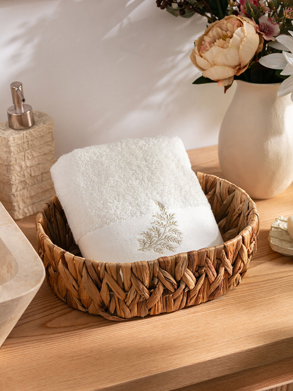 Ekru Nakışlı Yüz Havlusu 50x80 cm-1