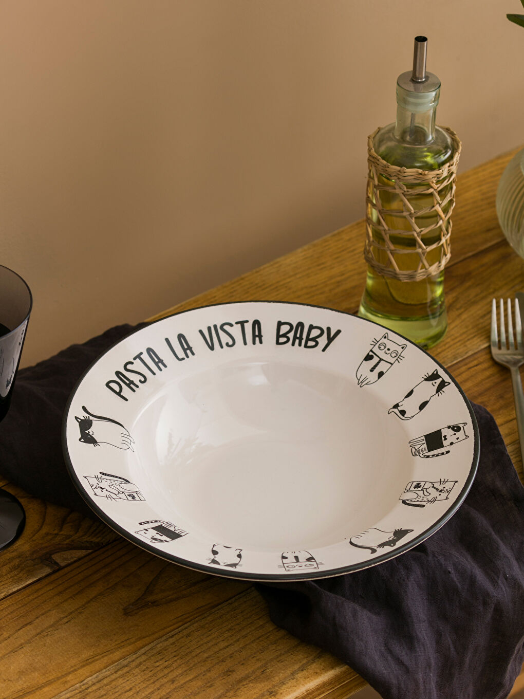 Siyah Yazı Baskılı Seramik Çukur Tabak 27 cm-1