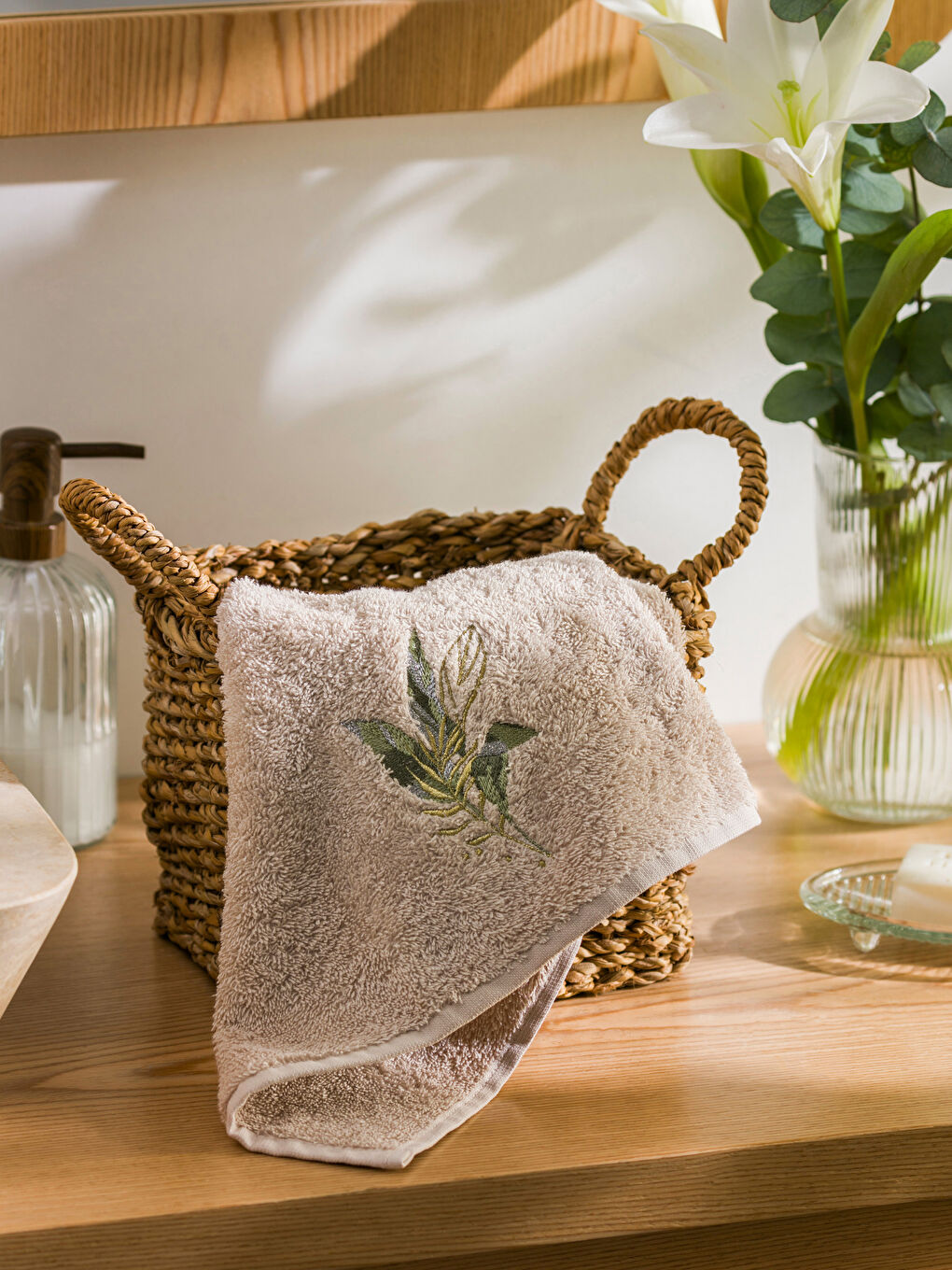 Bej Pamuklu Nakışlı Yüz Havlusu 50x80 cm-1