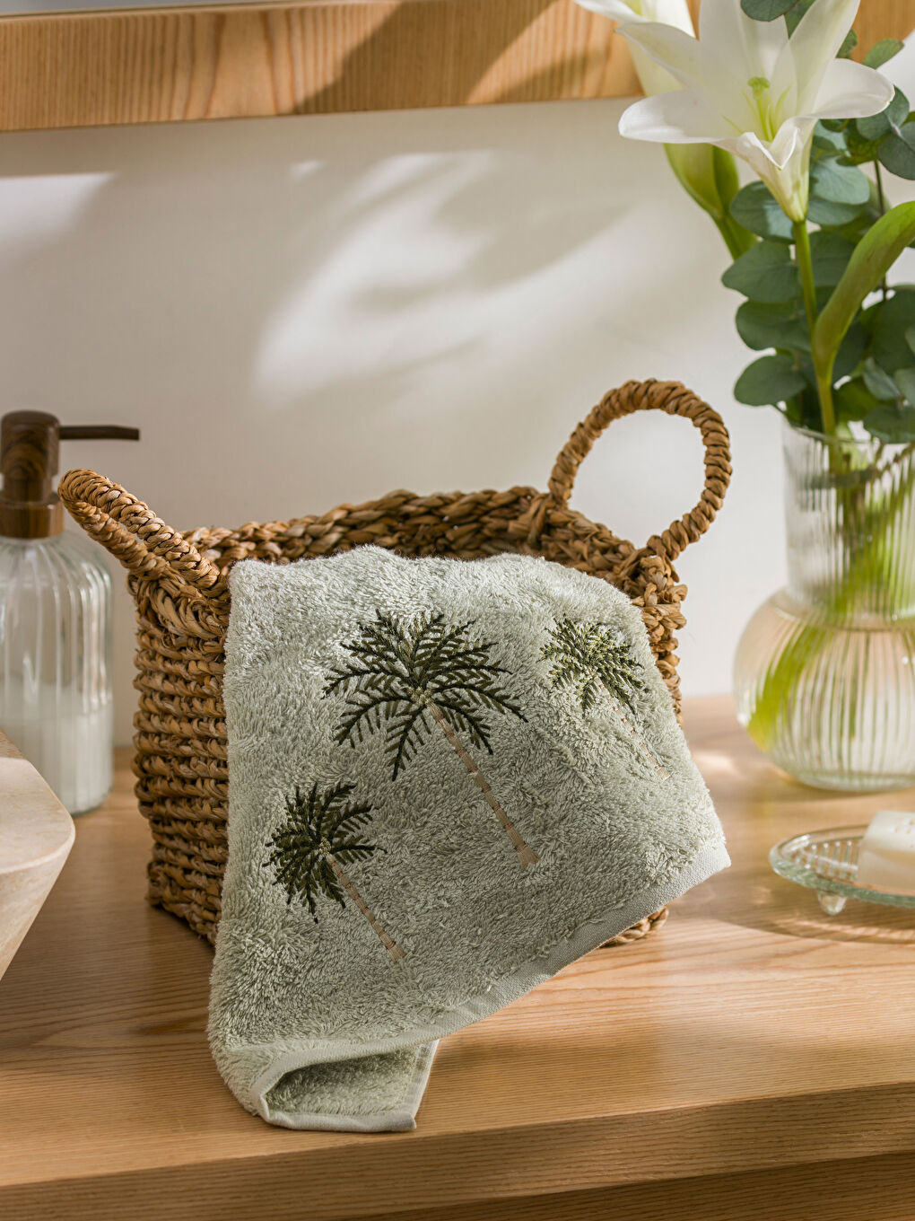 Yeşil Ağaç Nakışlı Yüz Havlusu 50x80 cm