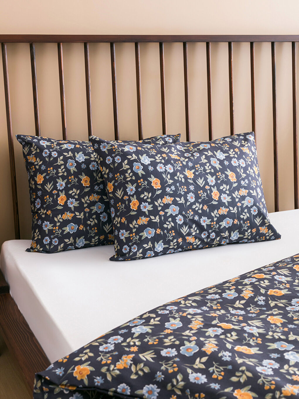 Karışık Çiçek Desenli Çift Kişilik Nevresim Seti-2