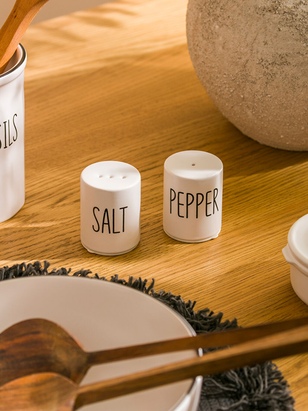 Siyah Baskılı Seramik Tuzluk ve Biberlik