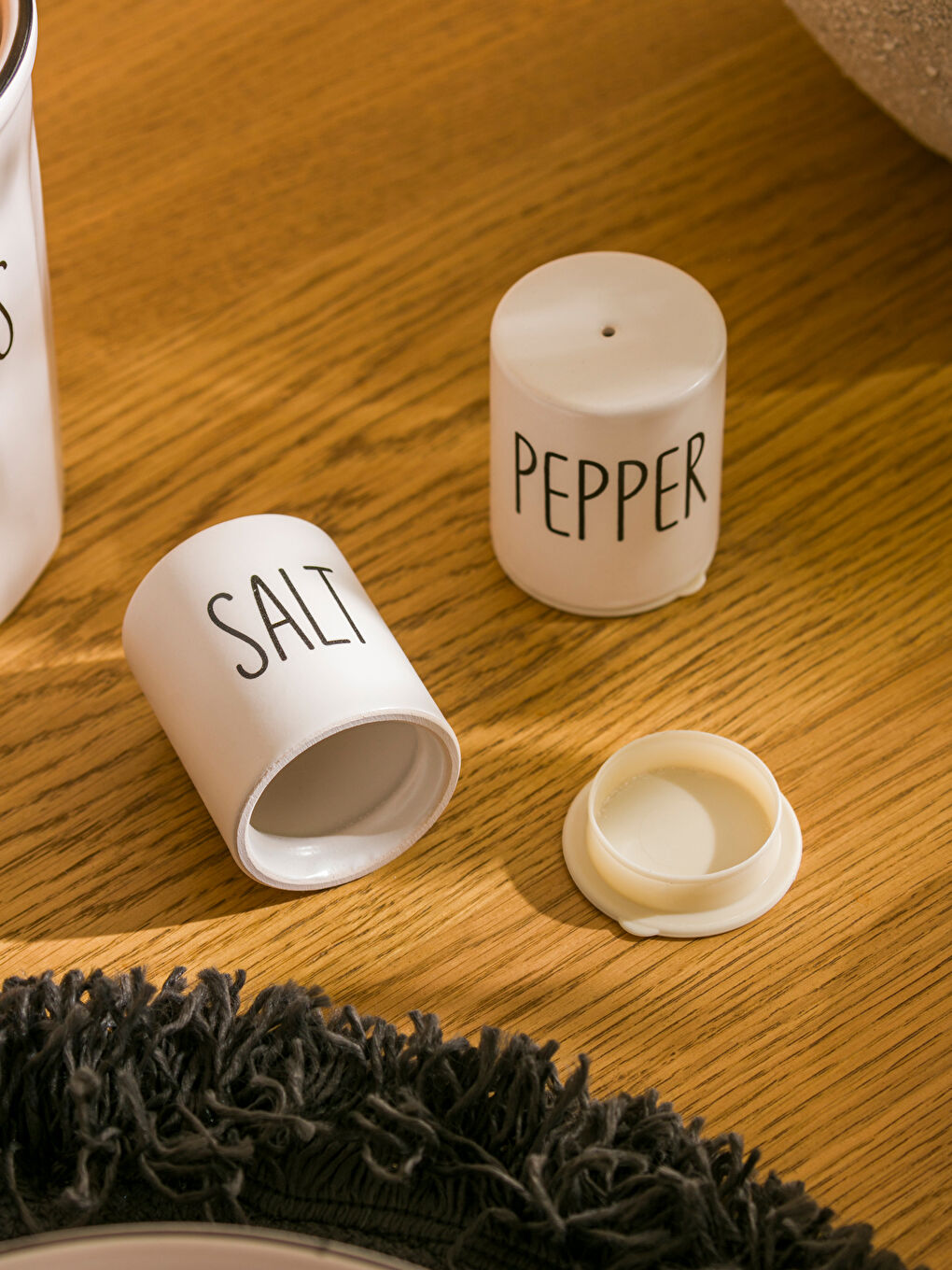 Siyah Baskılı Seramik Tuzluk ve Biberlik-1