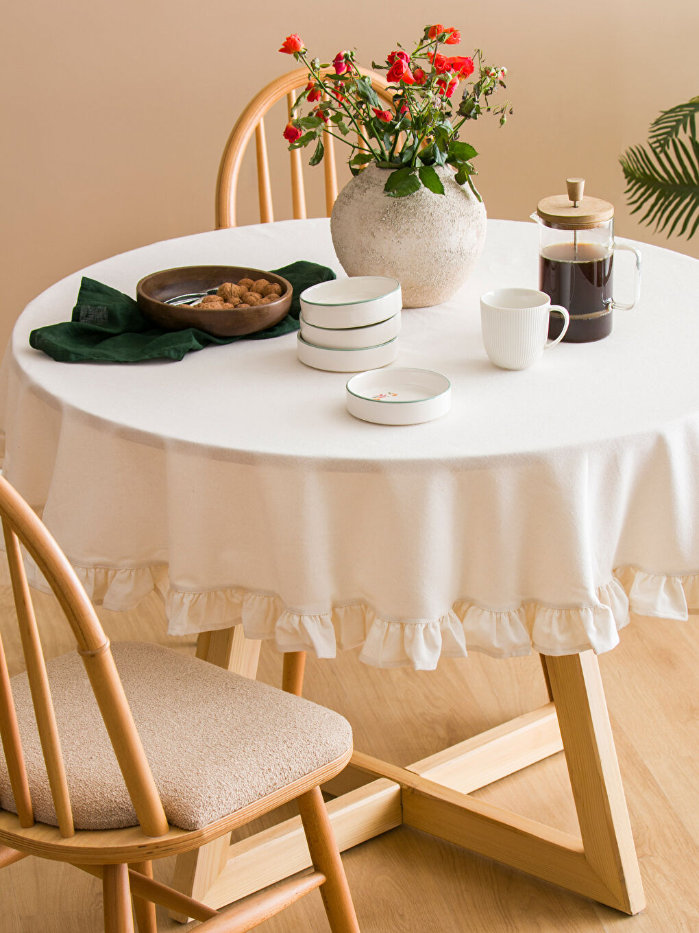 Bej Fırfır Detaylı Masa Örtüsü 150x150 cm