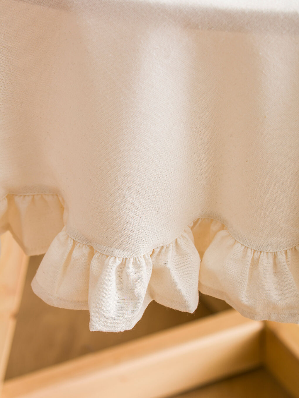 Bej Fırfır Detaylı Masa Örtüsü 150x150 cm-2