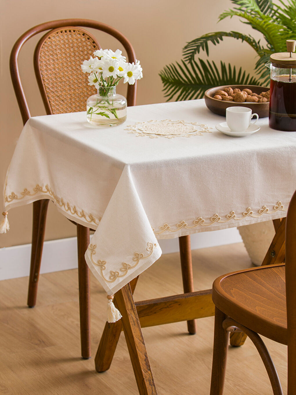 Ekru Dantel ve Püskül Detaylı Masa Örtüsü 90x90 cm