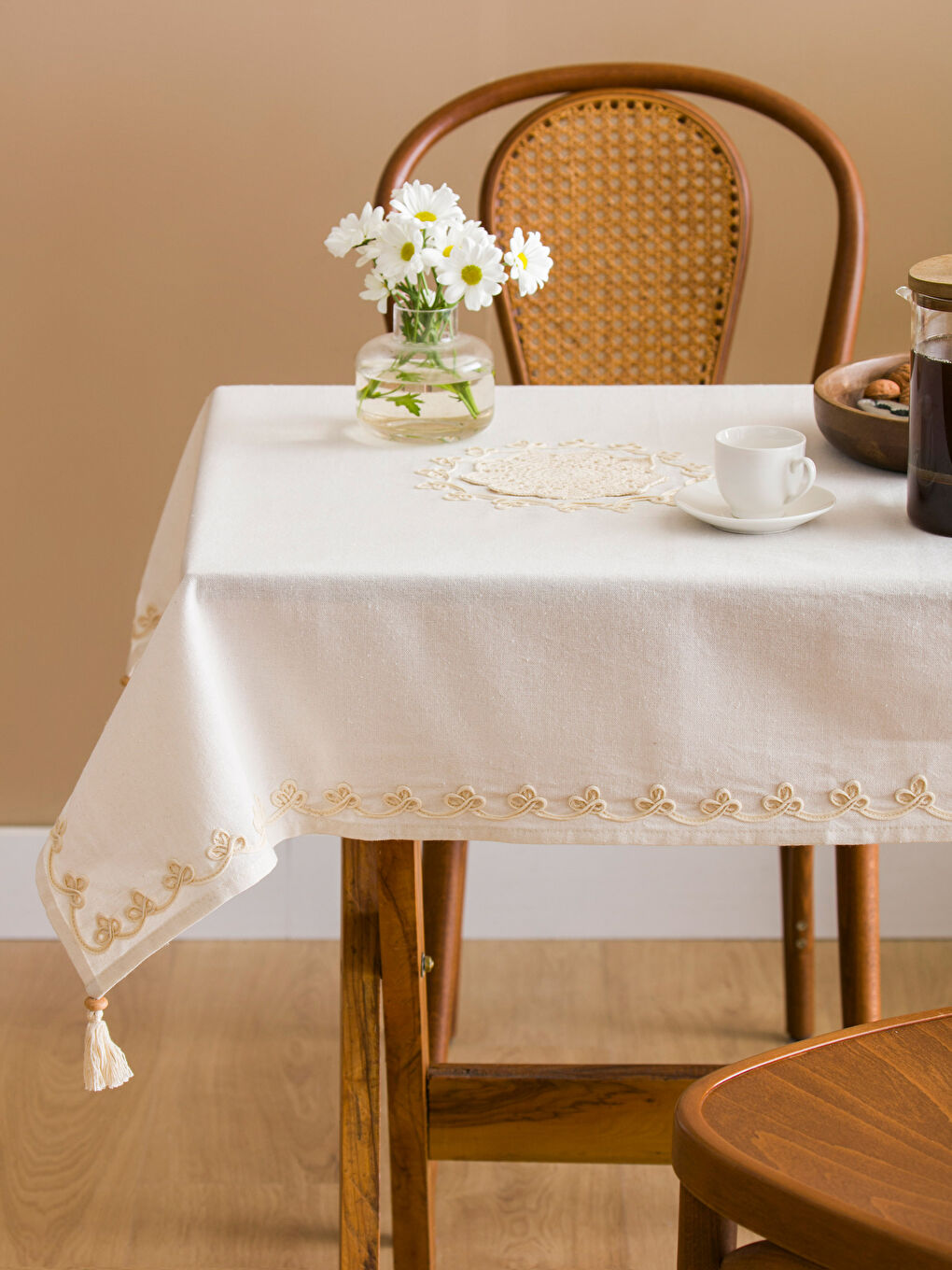 Ekru Dantel ve Püskül Detaylı Masa Örtüsü 90x90 cm-1