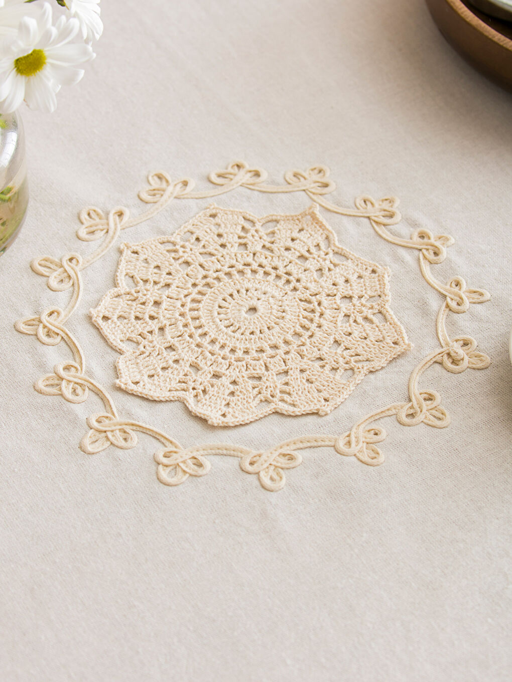 Ekru Dantel ve Püskül Detaylı Masa Örtüsü 90x90 cm-2