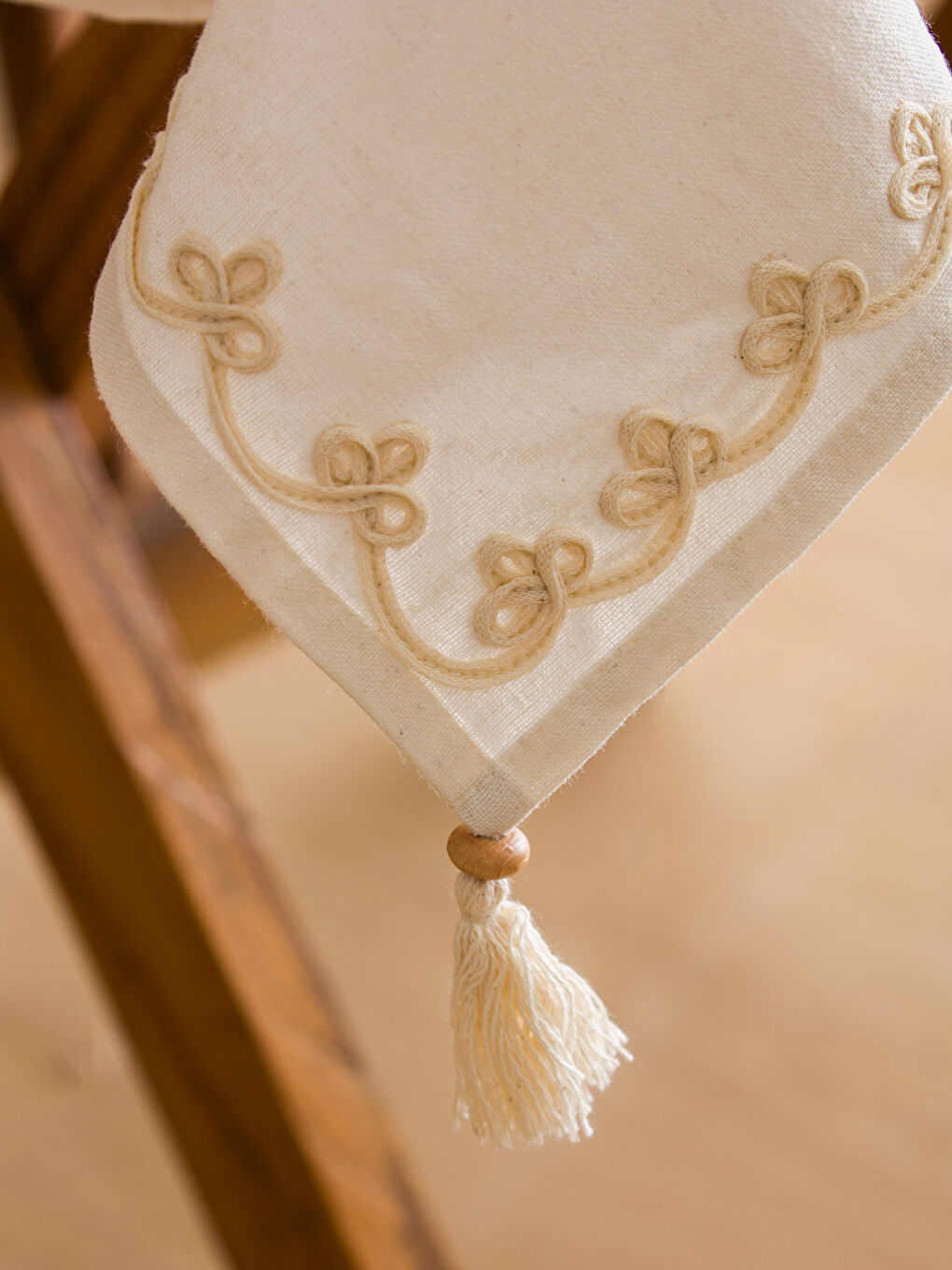 Ekru Dantel ve Püskül Detaylı Masa Örtüsü 90x90 cm-3