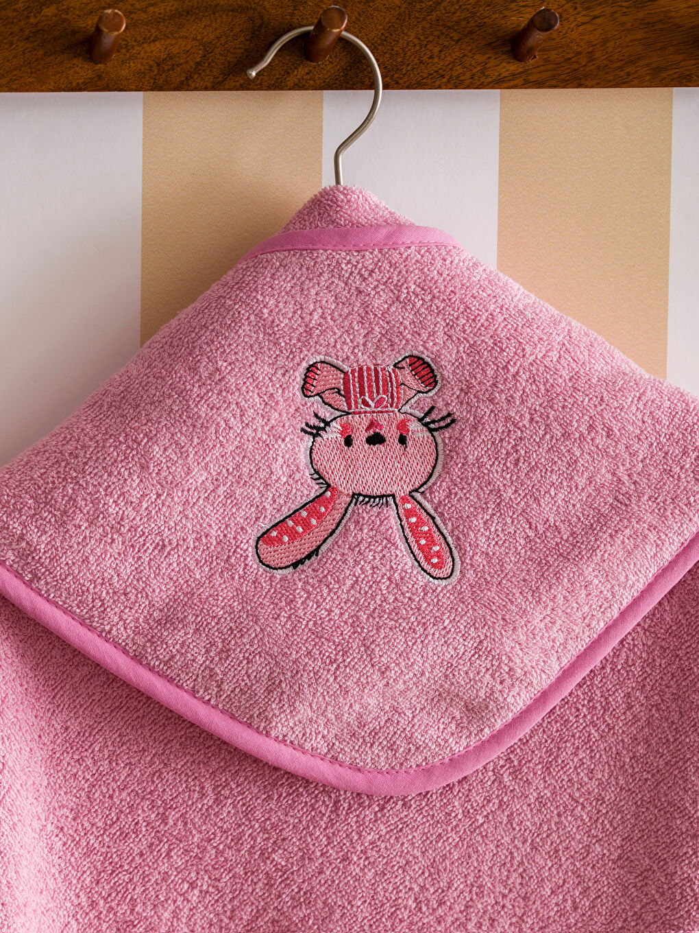 Pembe Kapüşonlu Nakışlı Kız Bebek Bornoz