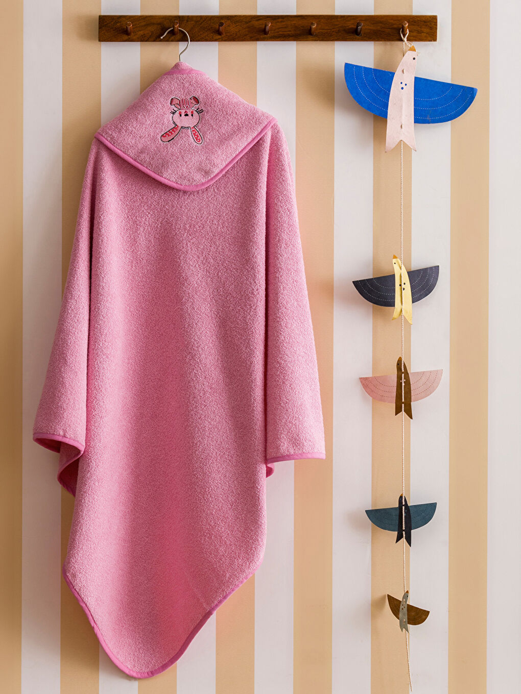 Pembe Kapüşonlu Nakışlı Kız Bebek Bornoz-1