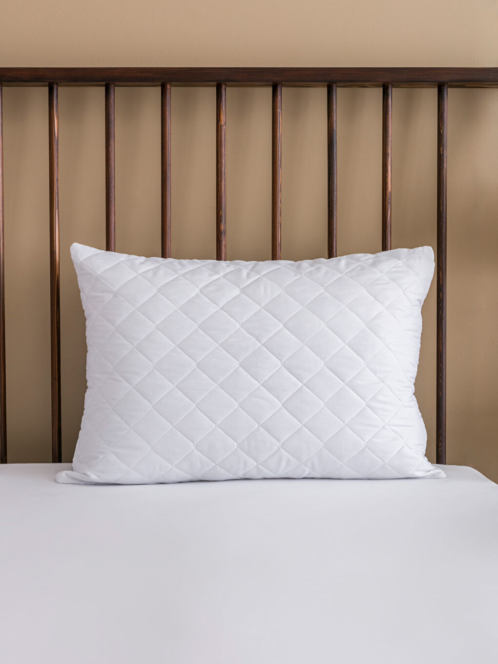 Beyaz Kapitone Desenli Yastık Alezi 50x70 cm-1