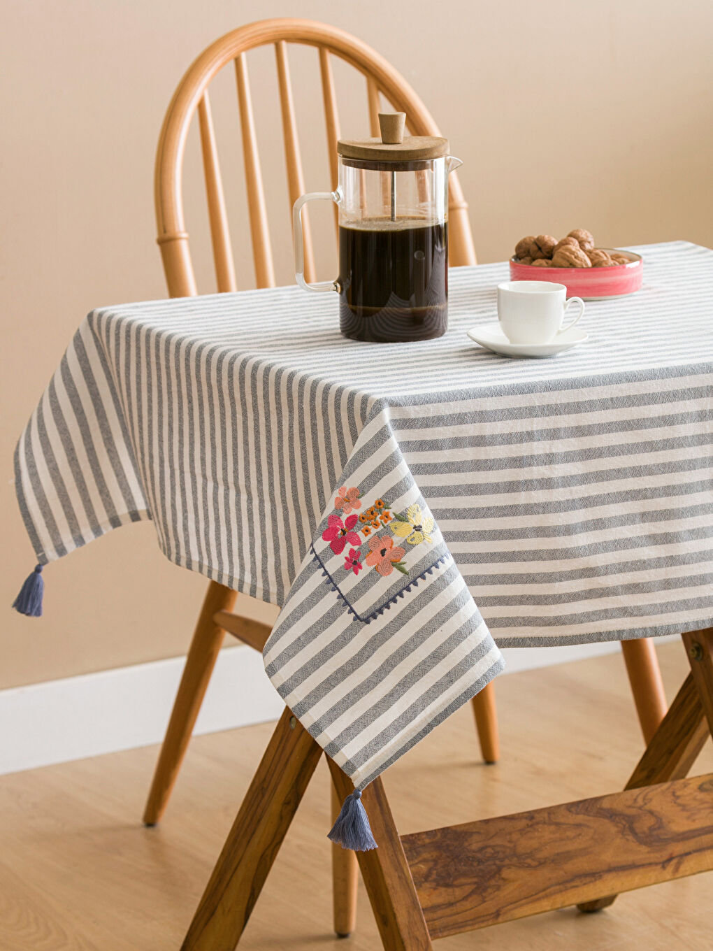 Mavi Çiçek Nakışlı Masa Örtüsü 90x90 cm