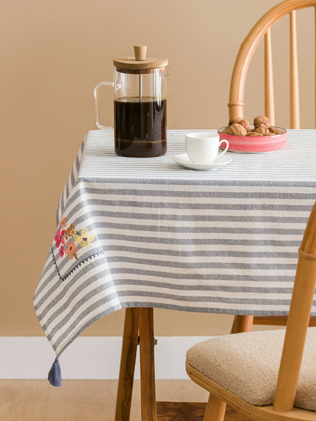 Mavi Çiçek Nakışlı Masa Örtüsü 90x90 cm-1