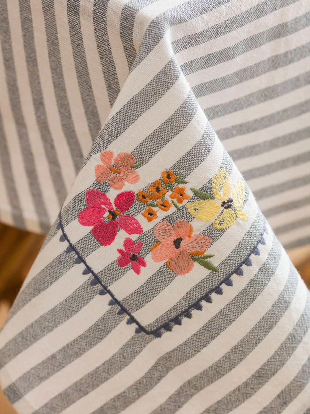 Mavi Çiçek Nakışlı Masa Örtüsü 90x90 cm-2