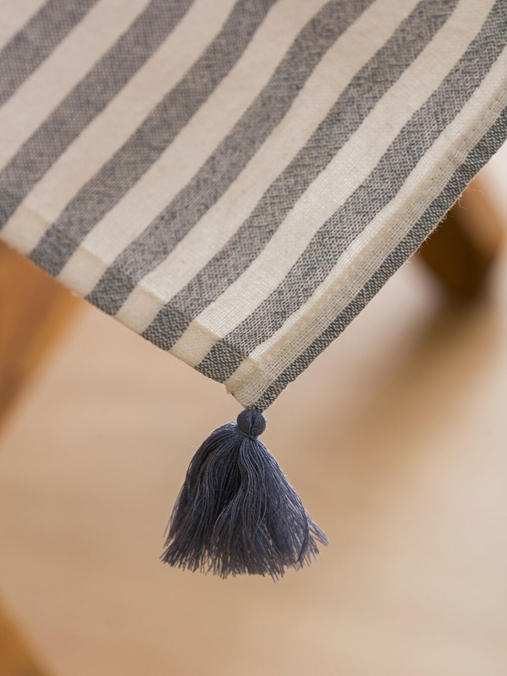 Mavi Çiçek Nakışlı Masa Örtüsü 90x90 cm-3