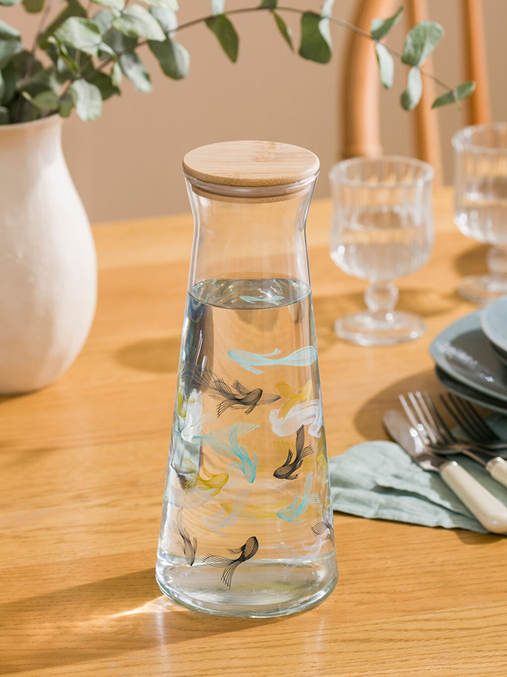 Karışık Baskılı Kapaklı Cam Sürahi 700 ml