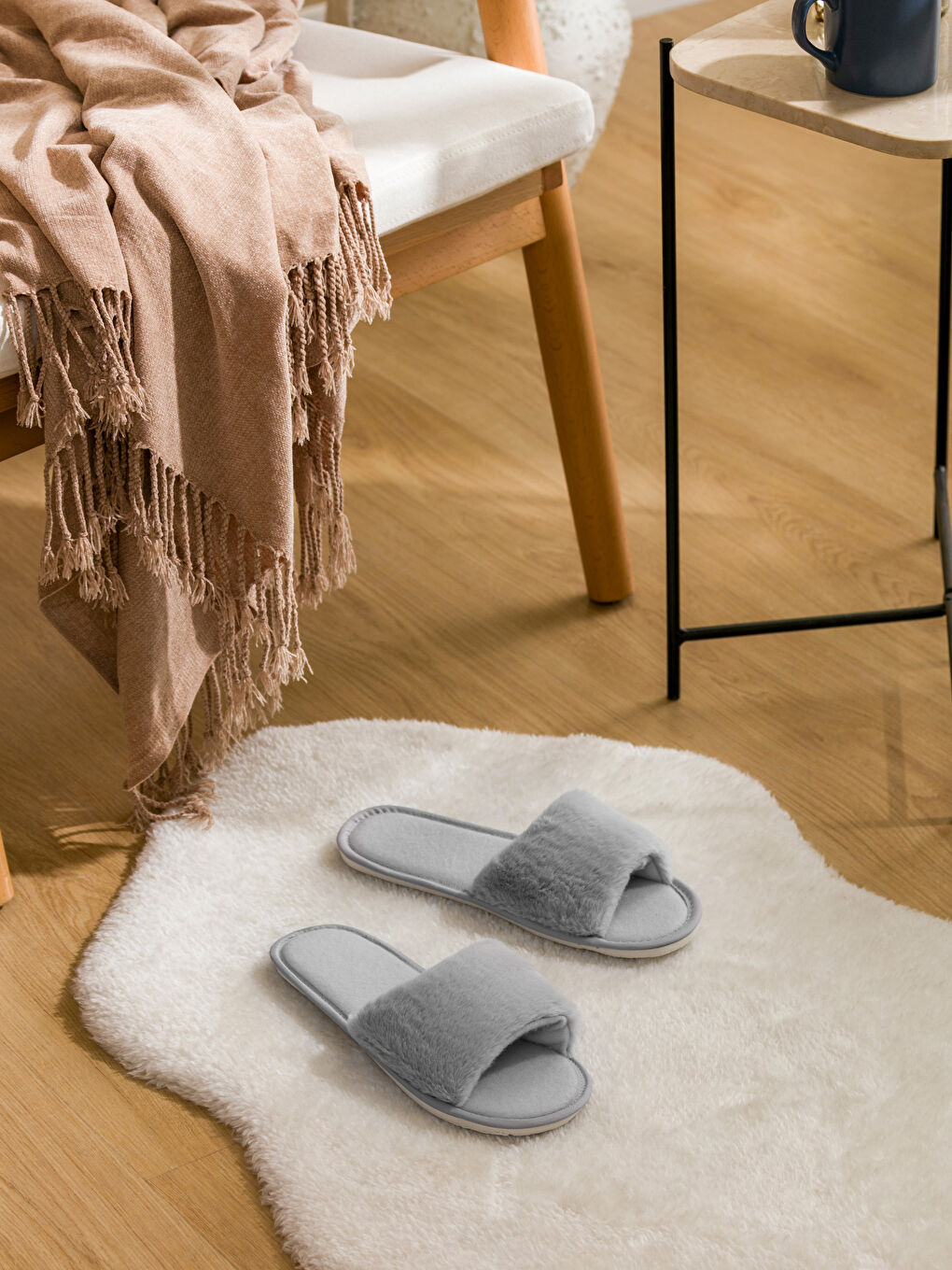 უბრალო პლუში ქალებისთვის სახლის ჩუსტები