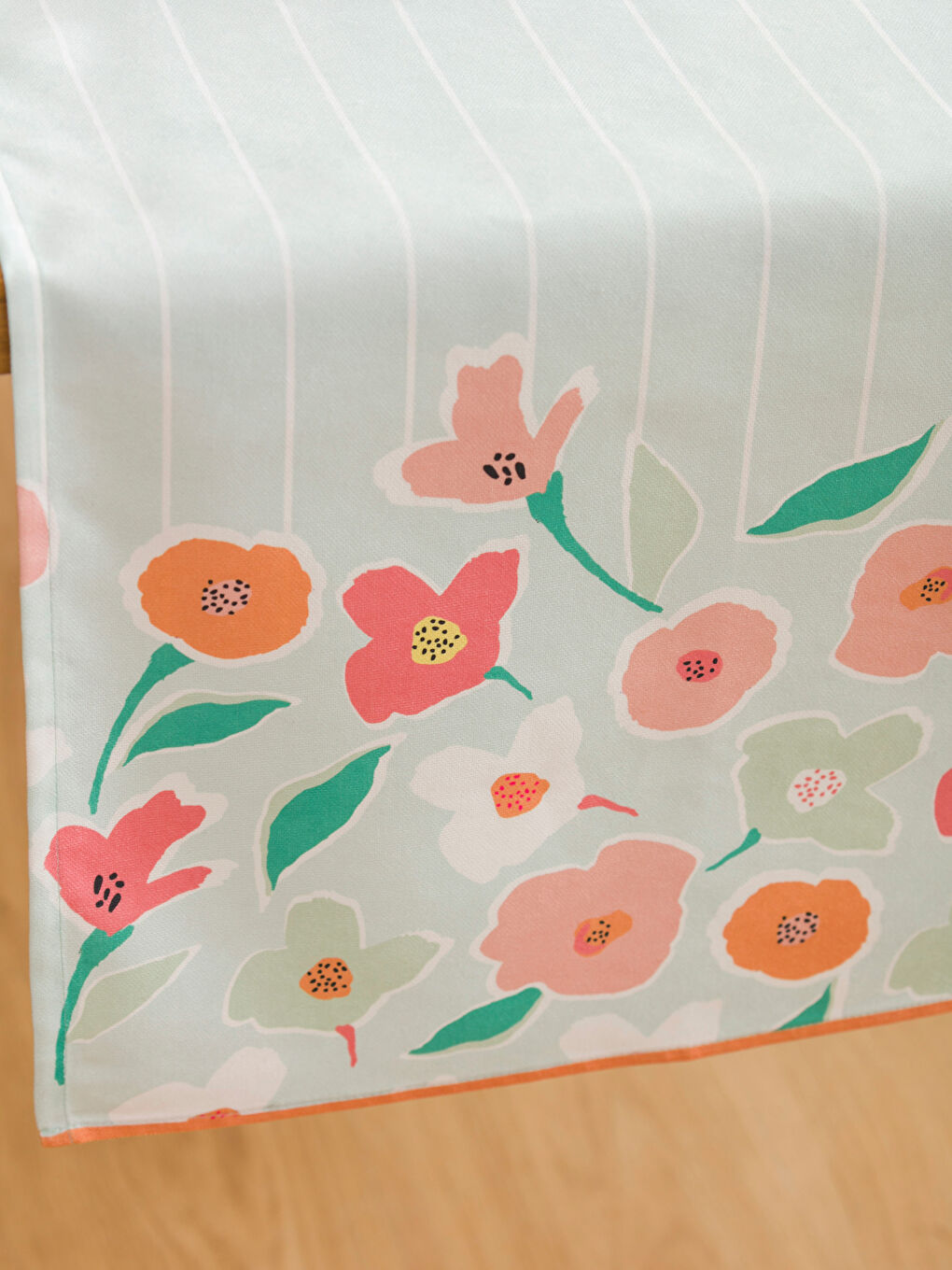 مفرش سفرة بنقشة زهور 45x150 سم-2