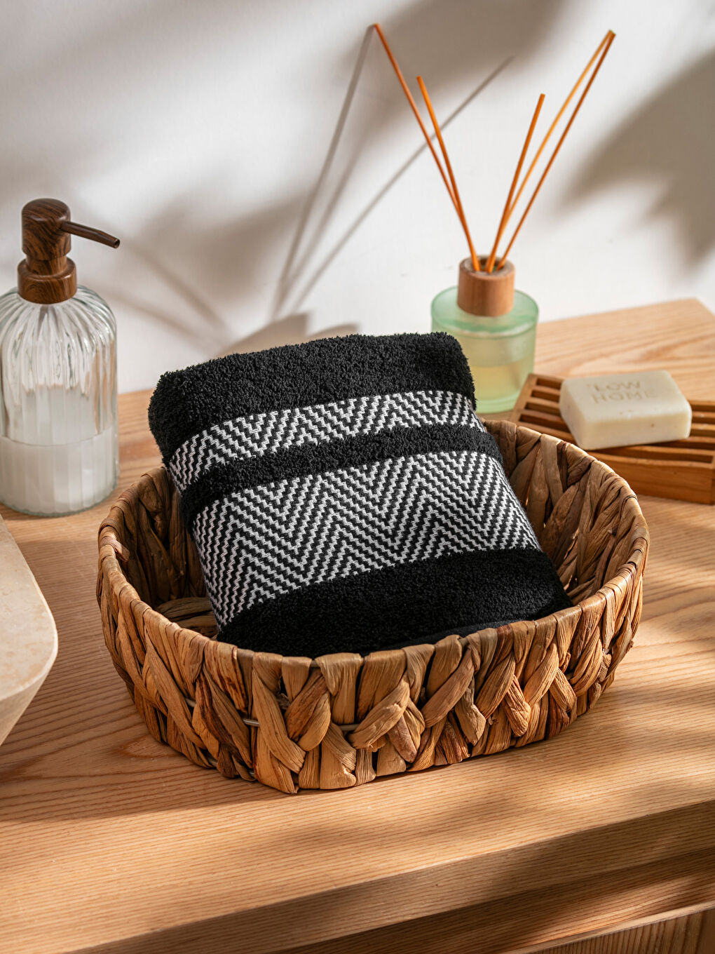 Siyah Desenli Yüz Havlusu 50x80 cm-1