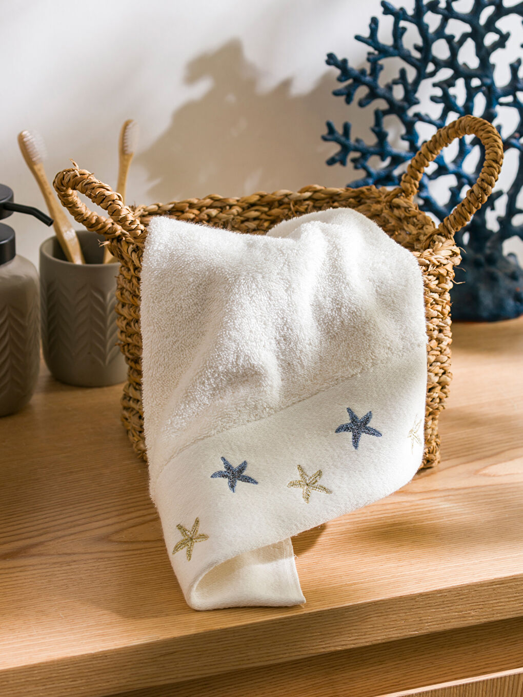 Ekru Yıldız Nakış Detaylı Yüz Havlusu 50x80 cm