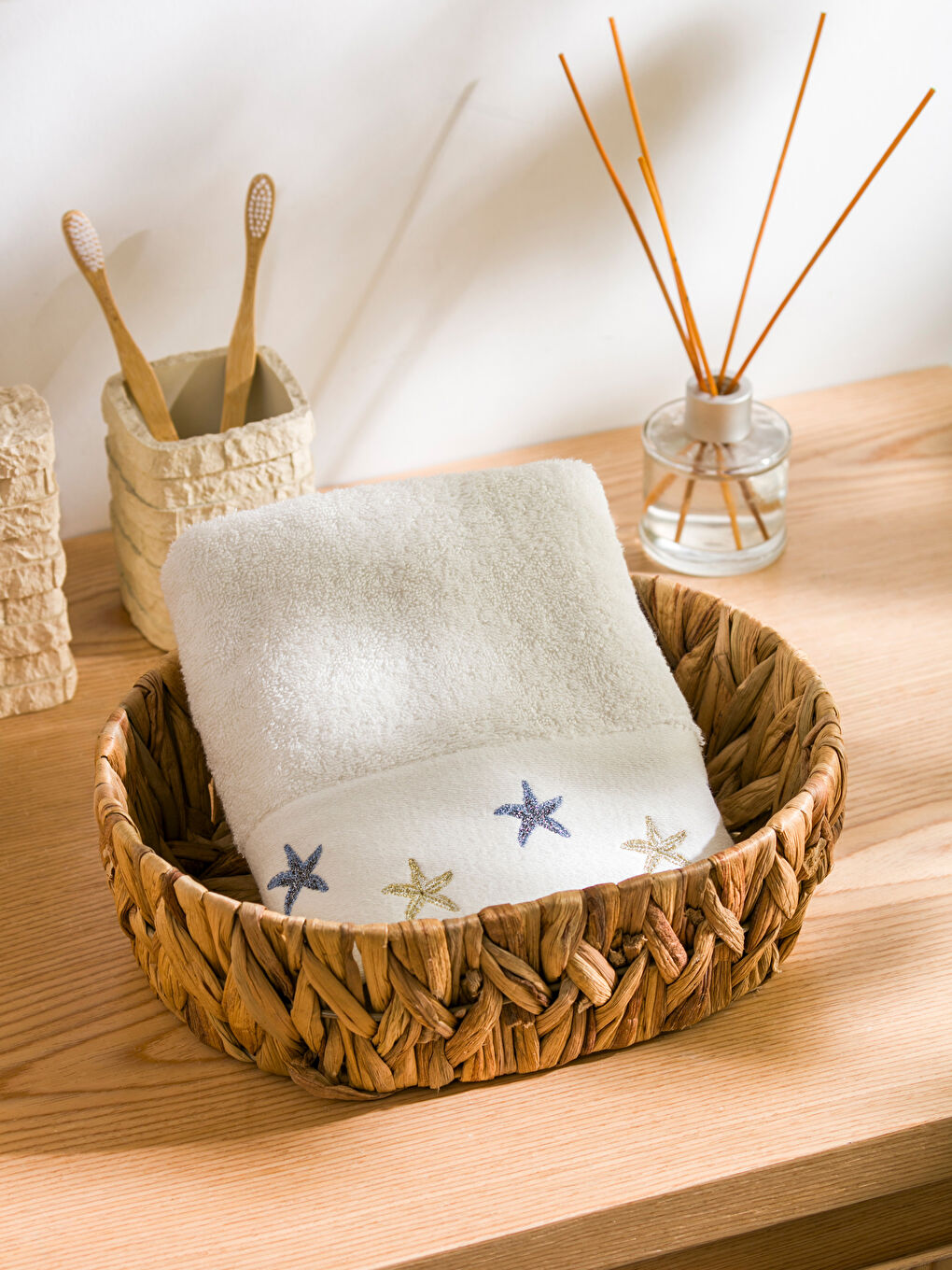 Ekru Yıldız Nakış Detaylı Yüz Havlusu 50x80 cm-1